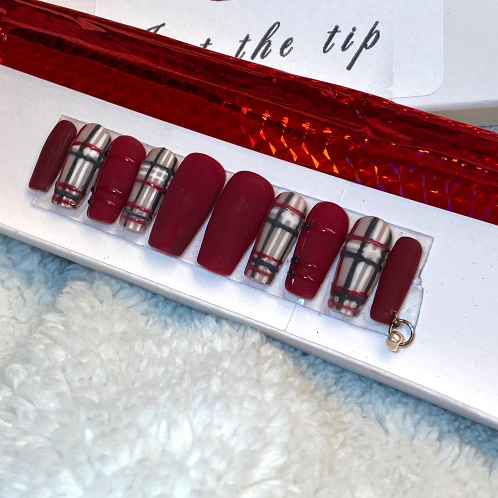 Press on nails